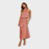 Abito Lungo in Satin con Collo Alto e Schiena Scoperta