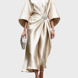 Abito in Satin con Pieghe Laterali e Fibbia Decorativa