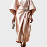 Abito in Satin con Pieghe Laterali e Fibbia Decorativa