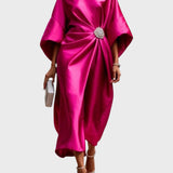 Abito in Satin con Pieghe Laterali e Fibbia Decorativa