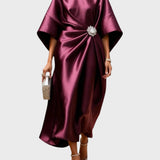 Abito in Satin con Pieghe Laterali e Fibbia Decorativa