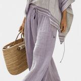 Top in bambù a righe, con spalle scoperte e pantaloni larghi per uno stile elegante e fresco