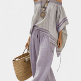 Top in bambù a righe, con spalle scoperte e pantaloni larghi per uno stile elegante e fresco