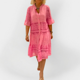 Abito in Pizzo con Maniche e Bottoni Frontali