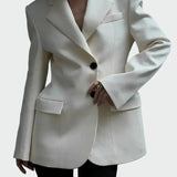 Giacca con Linea Imponente e Bottoni