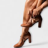 Décolleté in pelle da donna con fascia incrociata