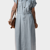 Vestito di jeans con eleganti maniche corte a pipistrello