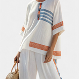 Completo etnico Daisy in bianco con dettagli in blu e arancione – stile unico e vivace