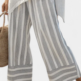 Completo Daisy con Maglietta Asimmetrica e Pantaloni a Righe per uno Stile Moderno ed Elegante